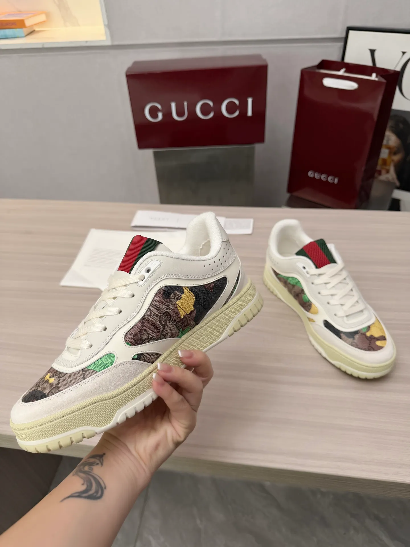[G Home] P: 600💰 Men's Size: Men's 39-44 (45 custom-made) 🆕2025.GUCC Gucci original order quality The latest popular high and low top distressed couple sneakers series are shipped. Original purchase, development and production. This high and low top sneakers adopt a basketball-style silhouette design, cleverly integrated with hollow panels and distressed effects, showing unique ingenuity. The ingenuity incorporates brand logo details such as interlocking Double G styling accessories and Gucci lettering, a low-key tribute to the brand's design heritage. Exquisite packaging at the delivery counter 🛍📦 ▪️ Fabric: Original customized imported first-layer cowhide ▪️ Inner lining: Imported first-layer cowhide ▪️ Sole: Original molded two-color TPU sole ▪️ Sole thickness: 3cm